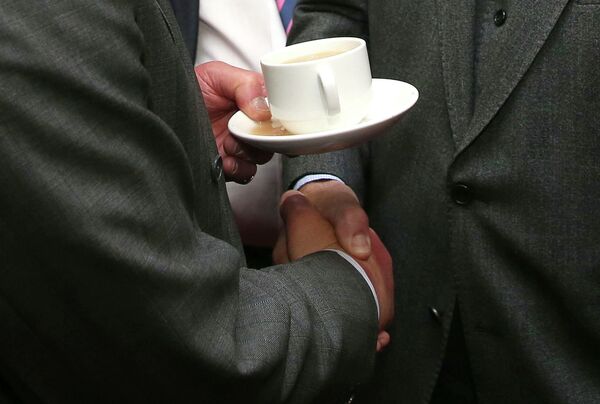 El príncipe Carlos de Inglaterra estrecha la mano del republicano irlandés Gerry Adams El príncipe Carlos de Inglaterra estrecha la mano del republicano irlandés Gerry Adams - Sputnik Mundo