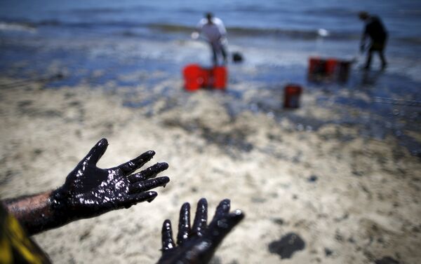 Vertido de crudo en la costa de California - Sputnik Mundo