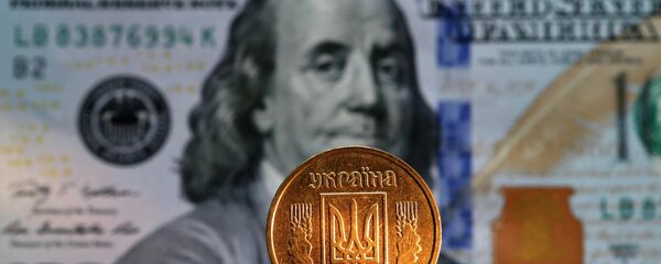 Grivna ucraniana y billete de 100 dólares de EEUU - Sputnik Mundo