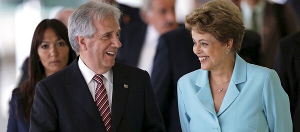 Uruguayan President Tabare Vazquez talks to Brazilian President Dilma Rousseff during a meeting at the Planalto Palace in Brasilia - Sputnik Mundo