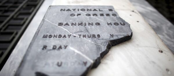 A damaged sign of National Bank of Greece A damaged sign of National Bank of Greece - Sputnik Mundo