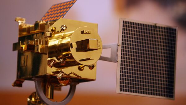 A model of the the Chandrayaan-1 sits on display at a press conference at The Satish Dhawan Space Centre in Sriharikota some 110kms north of Chennai on October 22, 2008 - Sputnik Mundo