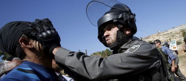 Un policía israelí golpea a un palestino en Cisjordania - Sputnik Mundo