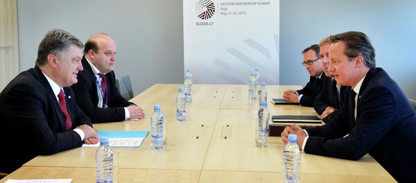 Presidente de Ucrania, Petró Poroshenko y primer ministro de Reino Unido, David Cameron Presidente de Ucrania, Petró Poroshenko y primer ministro de Reino Unido, David Cameron - Sputnik Mundo