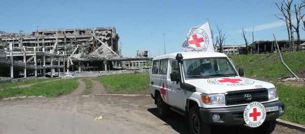 Coche de la Cruz Roja en el aeropuerto de Donetsk - Sputnik Mundo