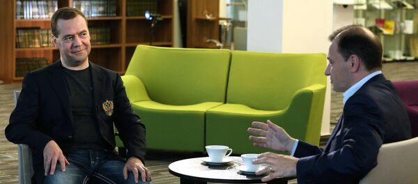 Dmitri Medvédev (izda.), primer ministro de Rusia, durante una entrevista a la cadena Rossiya 1 - Sputnik Mundo