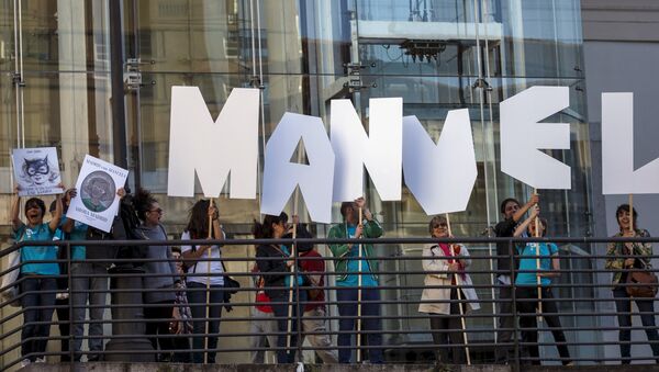 Supporters of Manuela Carmena, local candidate of Ahora Madrid (Now Madrid), hold placards before the closing electoral campaign rally ahead of regional and municipal elections in Madrid - Sputnik Mundo