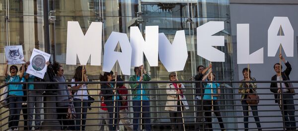 Supporters of Manuela Carmena, local candidate of Ahora Madrid (Now Madrid), hold placards before the closing electoral campaign rally ahead of regional and municipal elections in Madrid - Sputnik Mundo