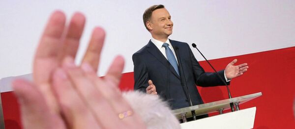 A supporter applauds Andrzej Duda, presidential candidate of the Law and Justice Party (PiS) after the exit polls on the second round of presidential elections in Warsaw - Sputnik Mundo