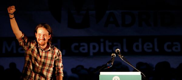 Podemos (We can) leader Pablo Iglesias, acknowledges applauds from supporters after the regional and municipal elections in Madrid - Sputnik Mundo
