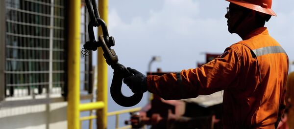 Un trabajador petrolero - Sputnik Mundo