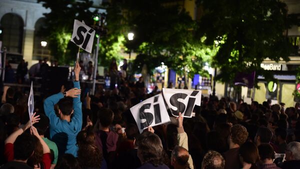 Supporters of Spanish left-wing party Podemos hold a sign reading YES as Spain's municipal and regional elections in Madrid - Sputnik Mundo