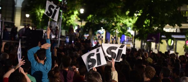 Supporters of Spanish left-wing party Podemos hold a sign reading YES as Spain's municipal and regional elections in Madrid - Sputnik Mundo