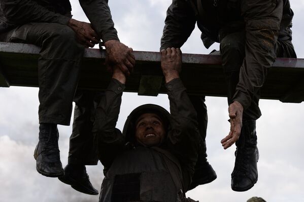 Pruebas para ostentar la boina roja de las fuerzas especiales de Rusia - Sputnik Mundo