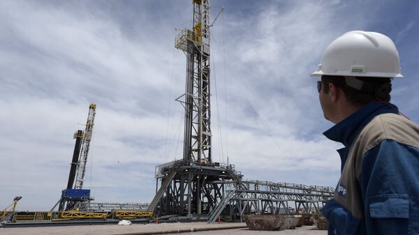 Argentinian oil company YPF's drilling chief Martin Costa observes two oil drilling rigs at his charge in Vaca Muerta Shale oil reservoir at Loma Campana - Sputnik Mundo