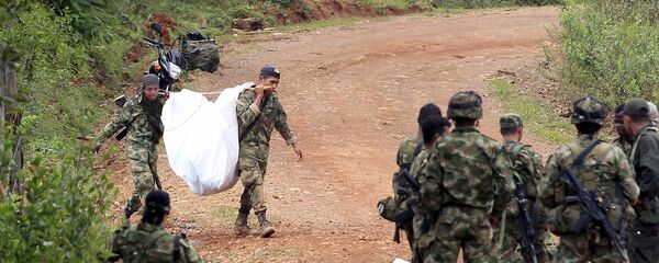 Soldados colombianos cerca del lugar del enfrentamiento con las FARC. 15 de abril de 2015 - Sputnik Mundo