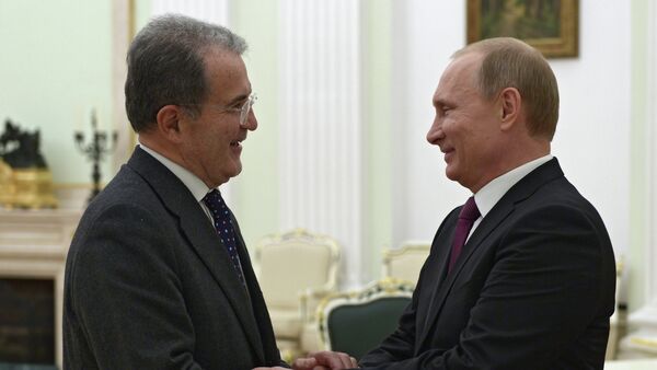 Romano Prodi, exprimer ministro de Italia y exjefe de la Comisión Europea (izda.) durante el encuentro con Vladímir Putin - Sputnik Mundo