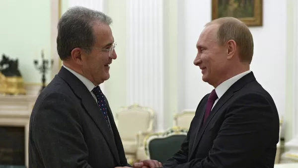 Romano Prodi, exprimer ministro de Italia y exjefe de la Comisión Europea (izda.) durante el encuentro con Vladímir Putin - Sputnik Mundo