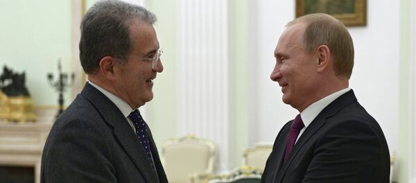 Romano Prodi, exprimer ministro de Italia y exjefe de la Comisión Europea (izda.) durante el encuentro con Vladímir Putin Romano Prodi, exprimer ministro de Italia y exjefe de la Comisión Europea (izda.) durante el encuentro con Vladímir Putin - Sputnik Mundo