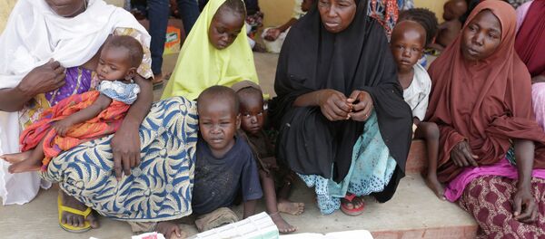 Niños rescatados por soldados nigerianos de los extremistas de Boko Haram - Sputnik Mundo