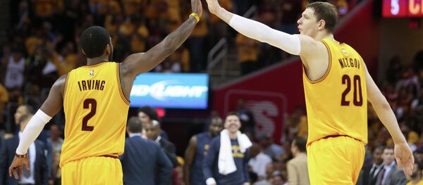 Timofey Mozgov (dcha) en el partido contra Atlanta Hawks Timofey Mozgov (dcha) en el partido contra Atlanta Hawks - Sputnik Mundo