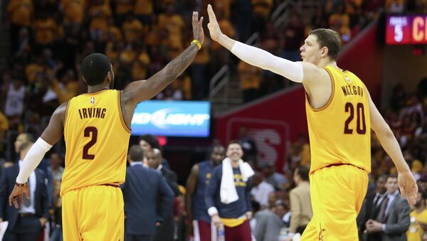 Timofey Mozgov (dcha) en el partido contra Atlanta Hawks - Sputnik Mundo