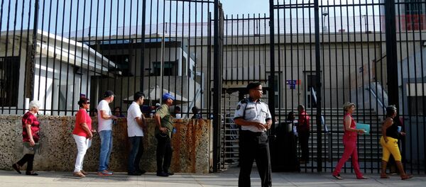 People line up to apply for visas outside the U.S. Interests Section compound in Havana - Sputnik Mundo