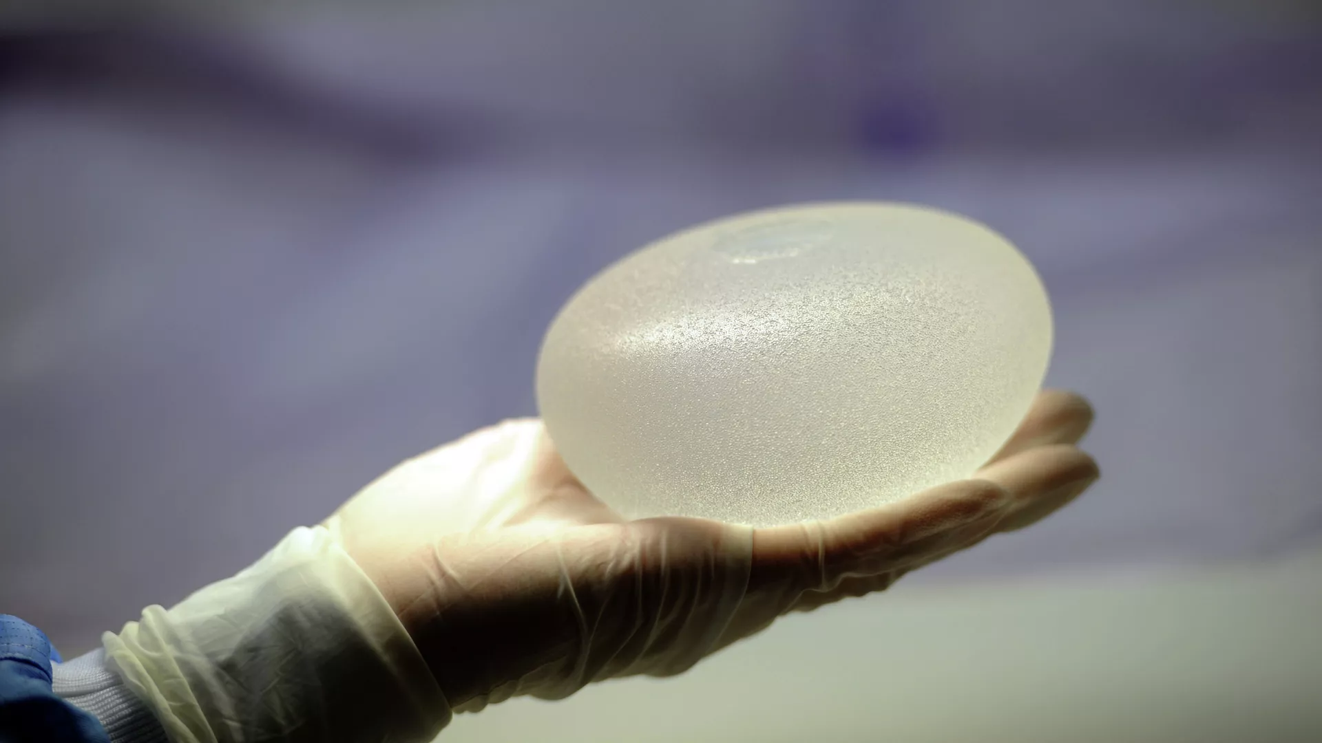 A picture taken on January 12, 2012 in Boissy-l'Aillerie, northern Paris, shows a technician presenting a silicone breast implant A picture taken on January 12, 2012 in Boissy-l'Aillerie, northern Paris, shows a technician presenting a silicone breast implant - Sputnik Mundo, 1920, 14.04.2021