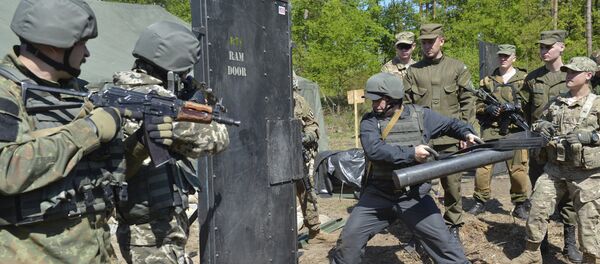 Militar del Ejército de EEUU entrena a soldados ucranianos durante los ejercicios militares conjuntos - Sputnik Mundo