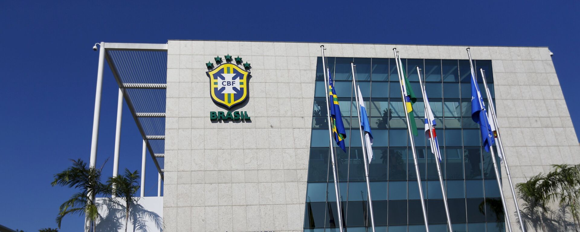 Security guards stand outside the Brazilian Football Association (CBF) headquarters in Rio de Janeiro May 27, 2015.  - Sputnik Mundo, 1920, 07.06.2021