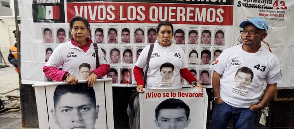 Hilda Legideño (izda.) y Mario César González (dcha.) Hilda Legideño (izda.) y Mario César González (dcha.) - Sputnik Mundo