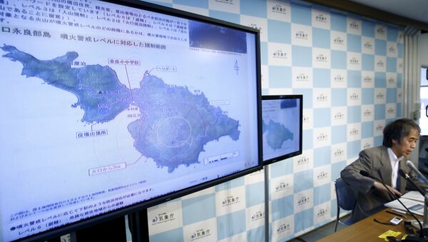 Volcán en el sur de Japón arroja cenizas y humo a 9.000 metros de altura - Sputnik Mundo