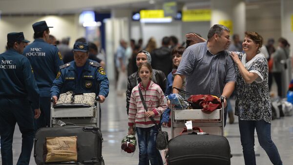 Personas evacuadas desde Siria en el aeropuerto de Domodédovo - Sputnik Mundo