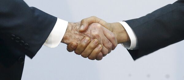 Presidente de Cuba. Raúl Castro estrecha la mano del presidente de EEUU, Barack Obama durante la Cumbre de las Américas en Panamá - Sputnik Mundo