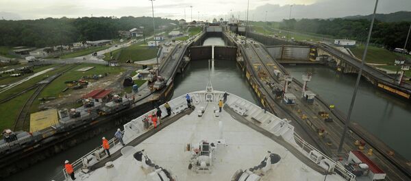 Buque militar estadounidense cruzando el Canal de Panamá - Sputnik Mundo