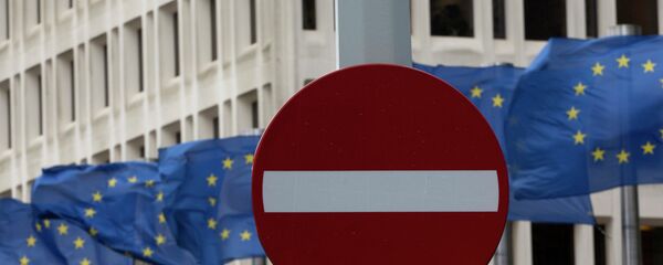 Bandera de la UE y señal de tráfico 'no hay entrada' - Sputnik Mundo