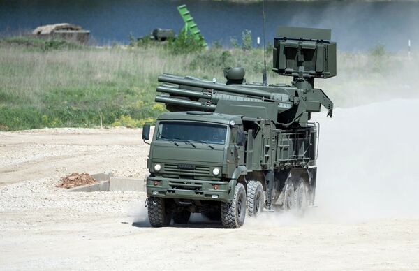 Самоходный ЗРПК наземного базирования Панцирь-С на шасси Камаз-6560 во время показа техники в рамках подготовки к международному военно-техническому форуму Армия-2015 - Sputnik Mundo