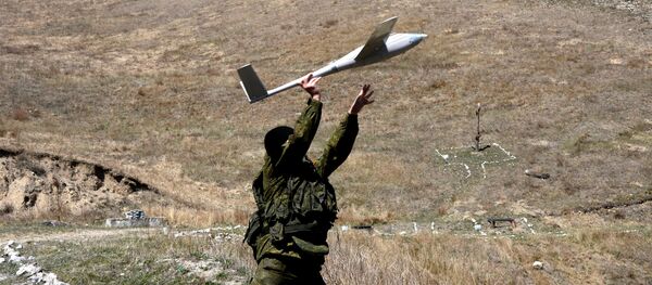 Lanzamiento de un dron durante las maniobras en Osetia del Norte - Sputnik Mundo
