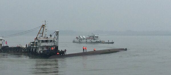 Unos 1.000 salvavidas y 54 lanchas participan en operación de rescate del barco en China Unos 1.000 salvavidas y 54 lanchas participan en operación de rescate del barco en China - Sputnik Mundo