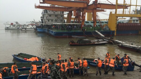 Barco Estrella del Oriente naufragado en el río Yangtse - Sputnik Mundo