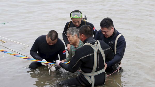 Barco Estrella del Oriente naufragado en el río Yangtse - Sputnik Mundo