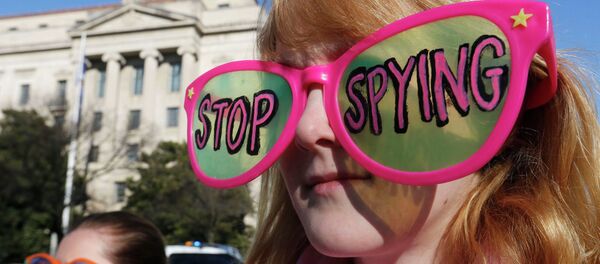 Miembros del grupo Code Pink protestan contra la recopilación de datos personales de los estadounidenses - Sputnik Mundo