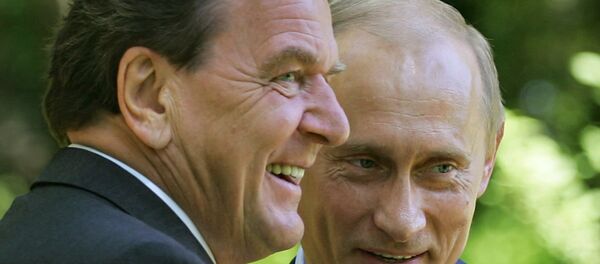 Gerhard Schröder (izq.), y presidente de Rusia, Vladímir Putin, durante un encuentro en julio de 2005 in Svetlogorsk (Rusia) Gerhard Schröder (izq.), y presidente de Rusia, Vladímir Putin, durante un encuentro en julio de 2005 in Svetlogorsk (Rusia) - Sputnik Mundo