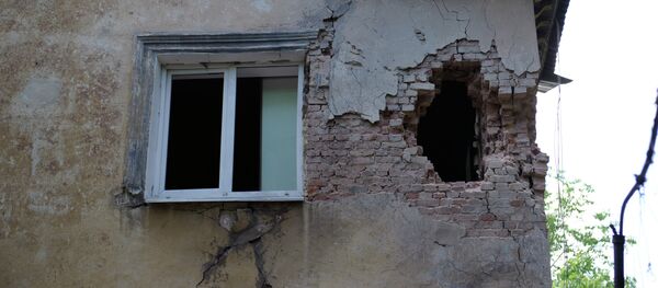 Vivienda en Donbás dañada por bombardeos - Sputnik Mundo