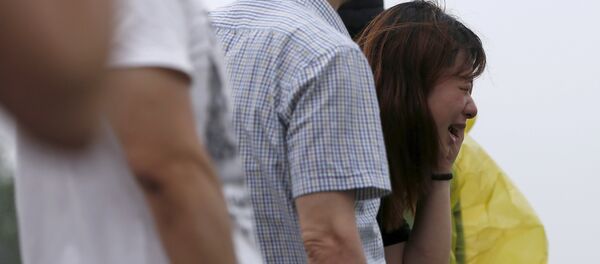 Los parientes de uno de los pasajeros del barco Estrella del Oriente - Sputnik Mundo