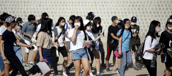 Grupo de estudiantes surcoreanos con máscaras como medida de precaución contra el virus del MERS - Sputnik Mundo