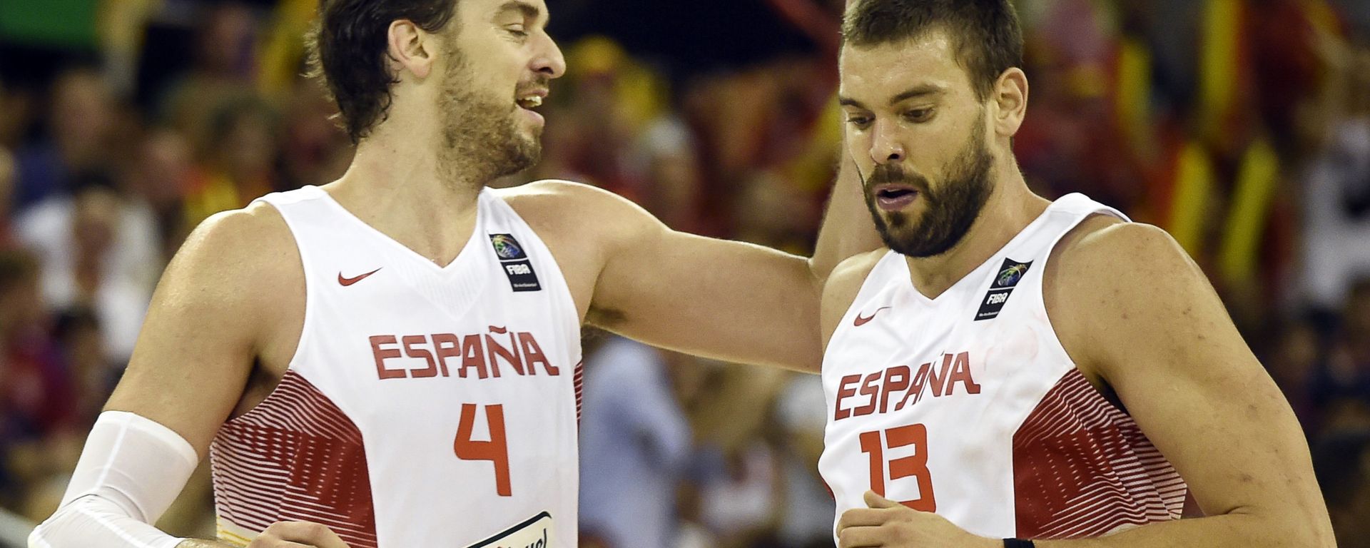 Spain's Pau Gasol (L) congratulating his brother Spain's Marc Gasol during the 2014 FIBA World basketball championships Spain's Pau Gasol (L) congratulating his brother Spain's Marc Gasol during the 2014 FIBA World basketball championships - Sputnik Mundo, 1920, 03.08.2021