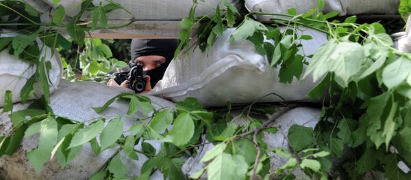 Un miliciano en un puesto de control en Marinka - Sputnik Mundo