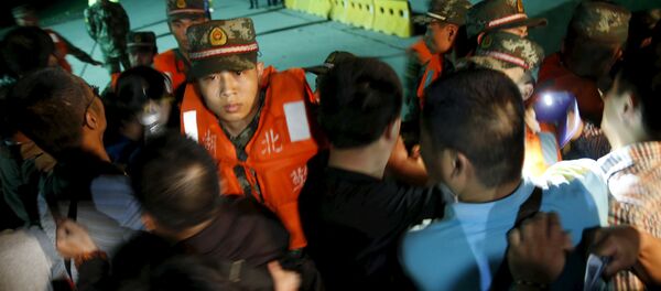 Ascienden a 65 las víctimas del crucero naufragado en China - Sputnik Mundo