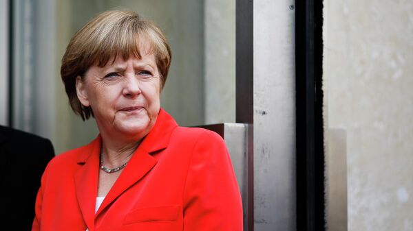 German Chancellor Angela Merkel waits for French President Francois Hollande prior to the conference 'Petersberg Climate Dialogue' in Berlin, Germany, Tuesday, May 19, 2015 - Sputnik Mundo